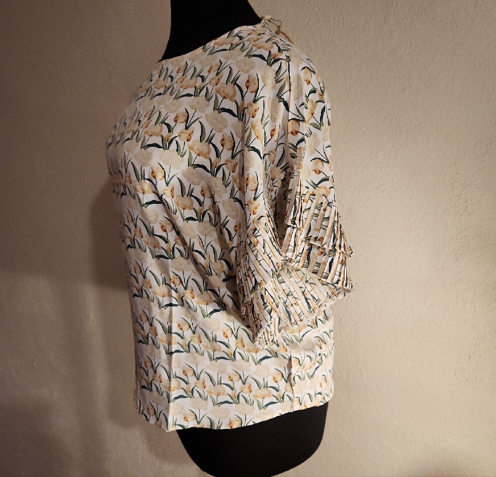 Easel Women's Cream Yellow Floral Short Sleeve Blouse Size Large NWT - Picture 2 of 8